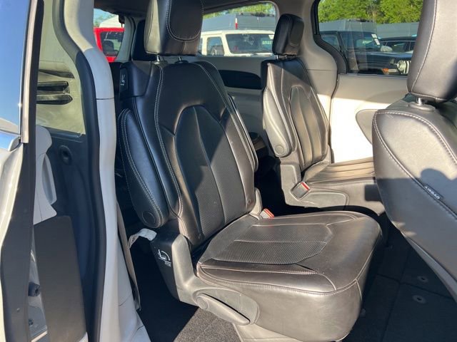 Used 2023 Chrysler Pacifica Touring-L FWD image 14