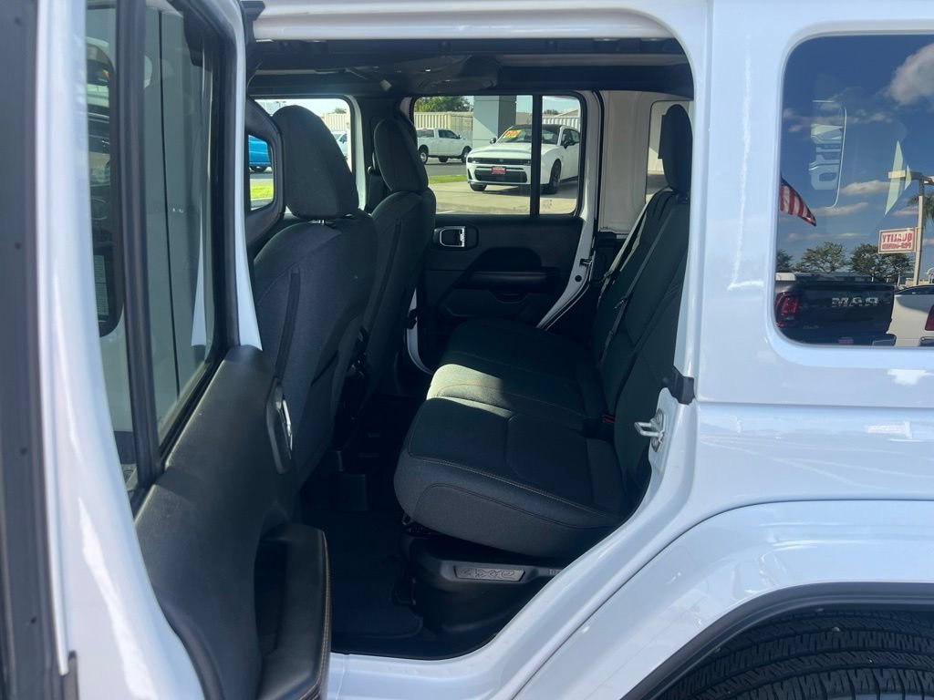 Used 2025 Jeep Wrangler Unlimited Sahara AWD/4WD image 21