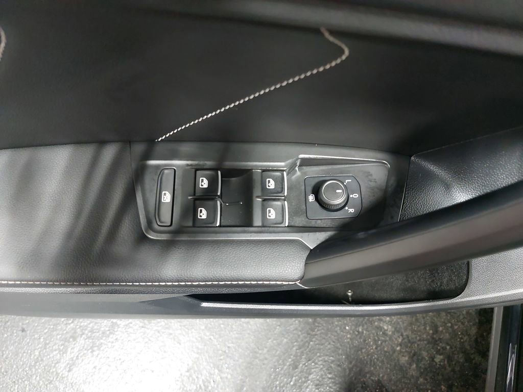 Used 2023 Volkswagen Tiguan SE image 27