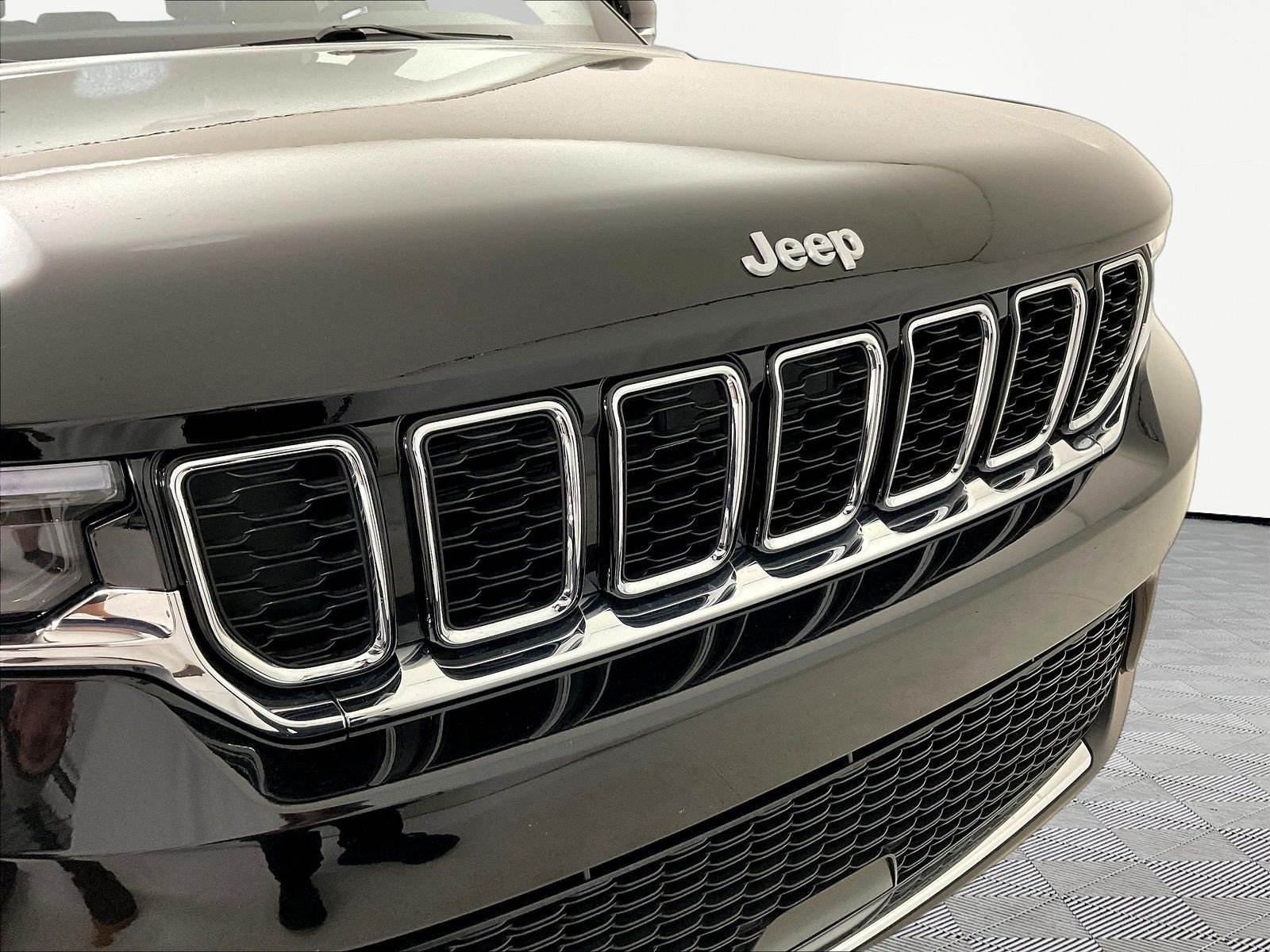 Used 2025 Jeep Grand Cherokee Limited AWD/4WD image 32