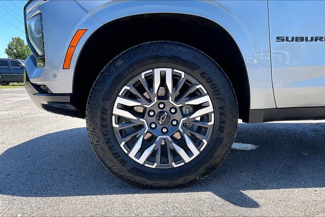 Used 2025 Chevrolet Suburban Z71 AWD/4WD image 35