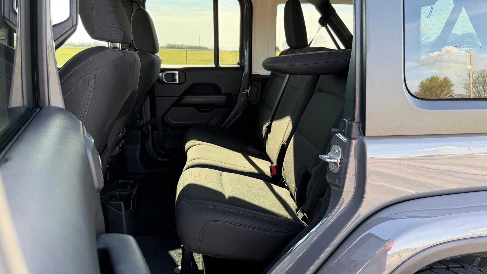 Used 2018 Jeep Wrangler Unlimited Sahara image 18