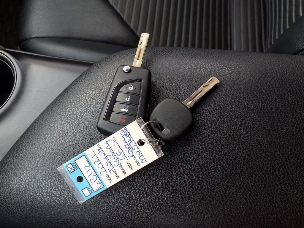 Used 2021 Toyota Camry SE FWD image 13