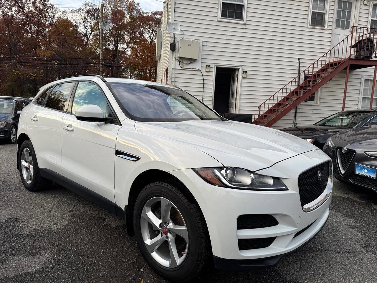 Used 2018 Jaguar F-PACE Premium image 3