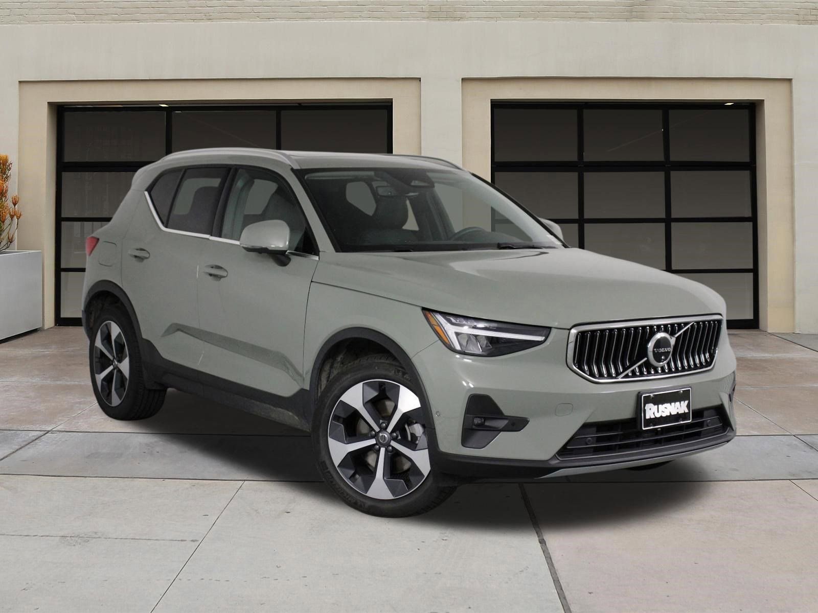 Certified 2025 Volvo XC40 B5 Plus image 34