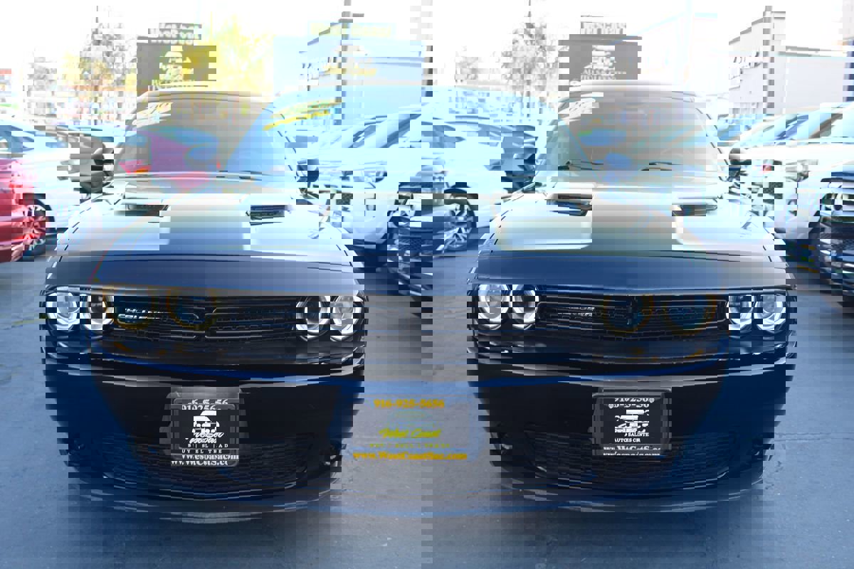 Used 2016 Dodge Challenger SXT image 3