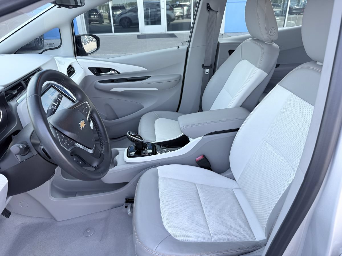 Used 2017 Chevrolet Bolt Premier w/ Driver Confidence II Package FWD image 9