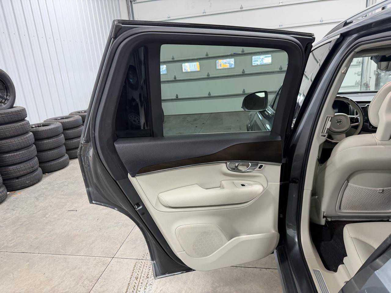 Used 2018 Volvo XC90 T6 Momentum w/ Convenience Package image 30
