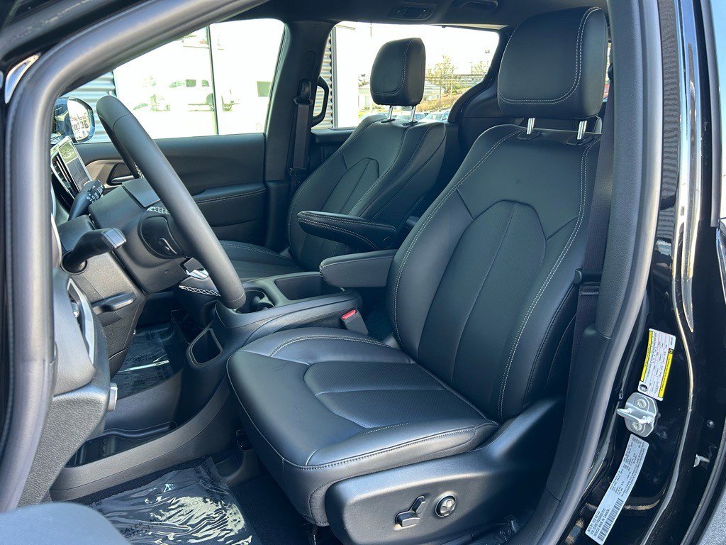 New 2025 Chrysler Voyager LX image 15