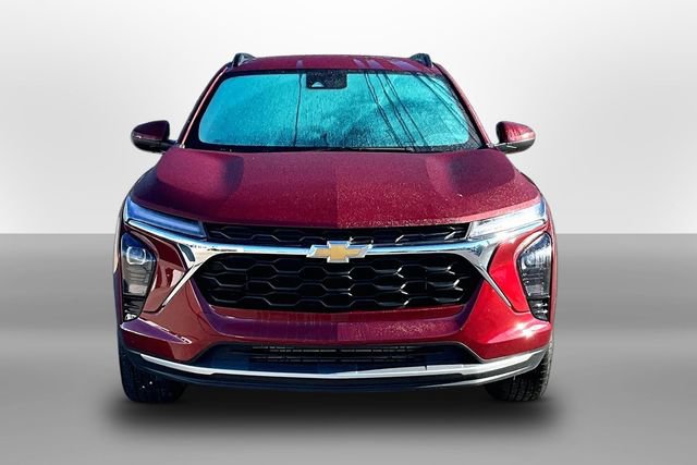 Used 2025 Chevrolet Trax LT FWD image 2