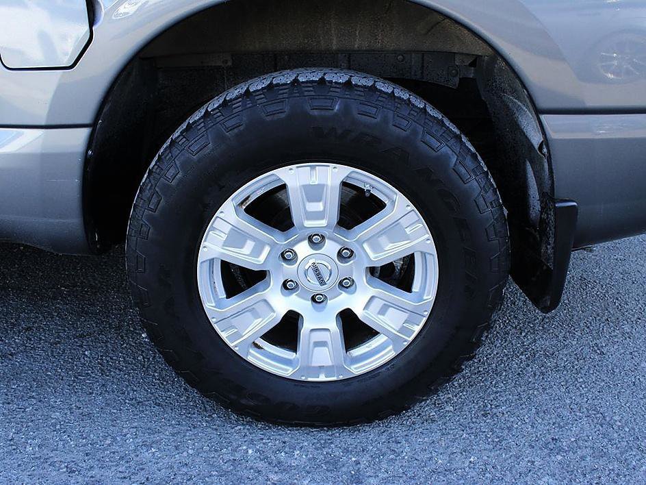Used 2017 Nissan Titan SV image 8