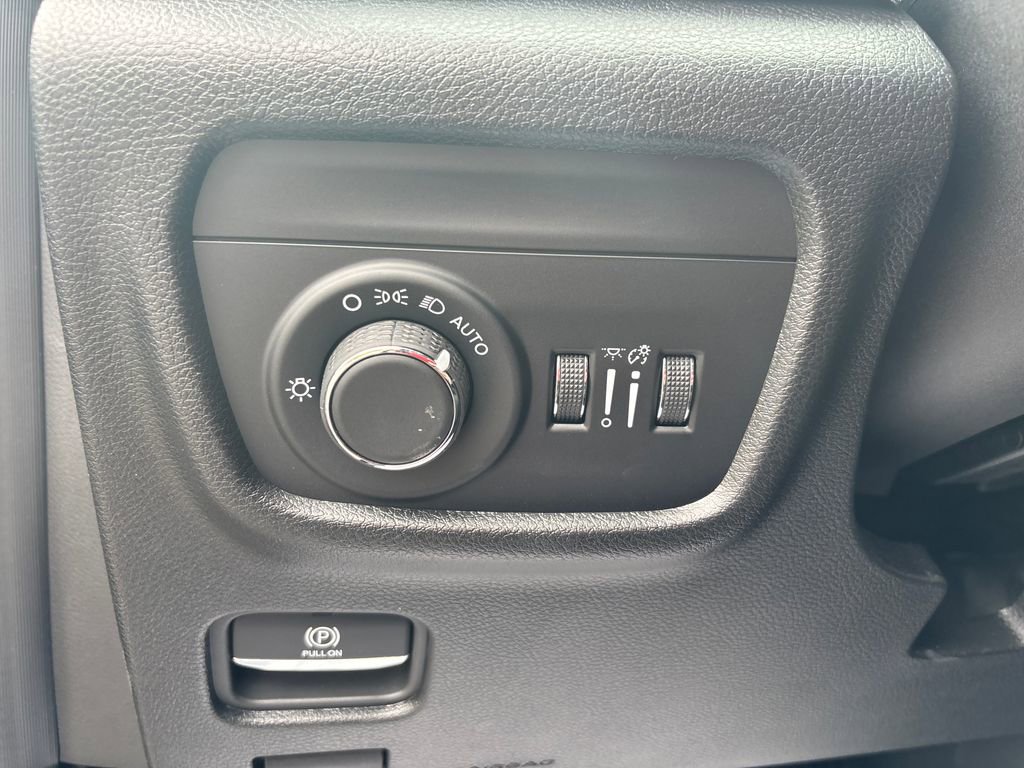 Used 2025 Jeep Grand Cherokee Laredo X w/ Luxury Tech Group I AWD/4WD image 26