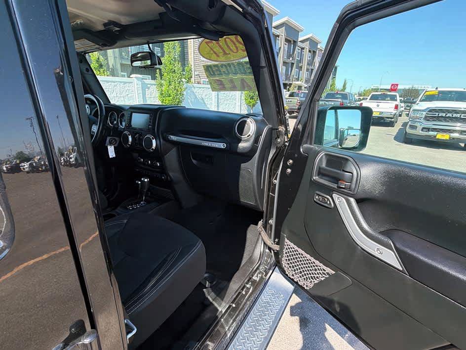 Used 2017 Jeep Wrangler Unlimited Sahara w/ Connectivity Group AWD/4WD image 29