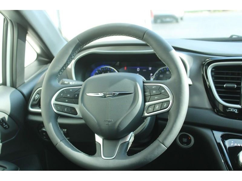 Used 2025 Chrysler Pacifica Select FWD image 16