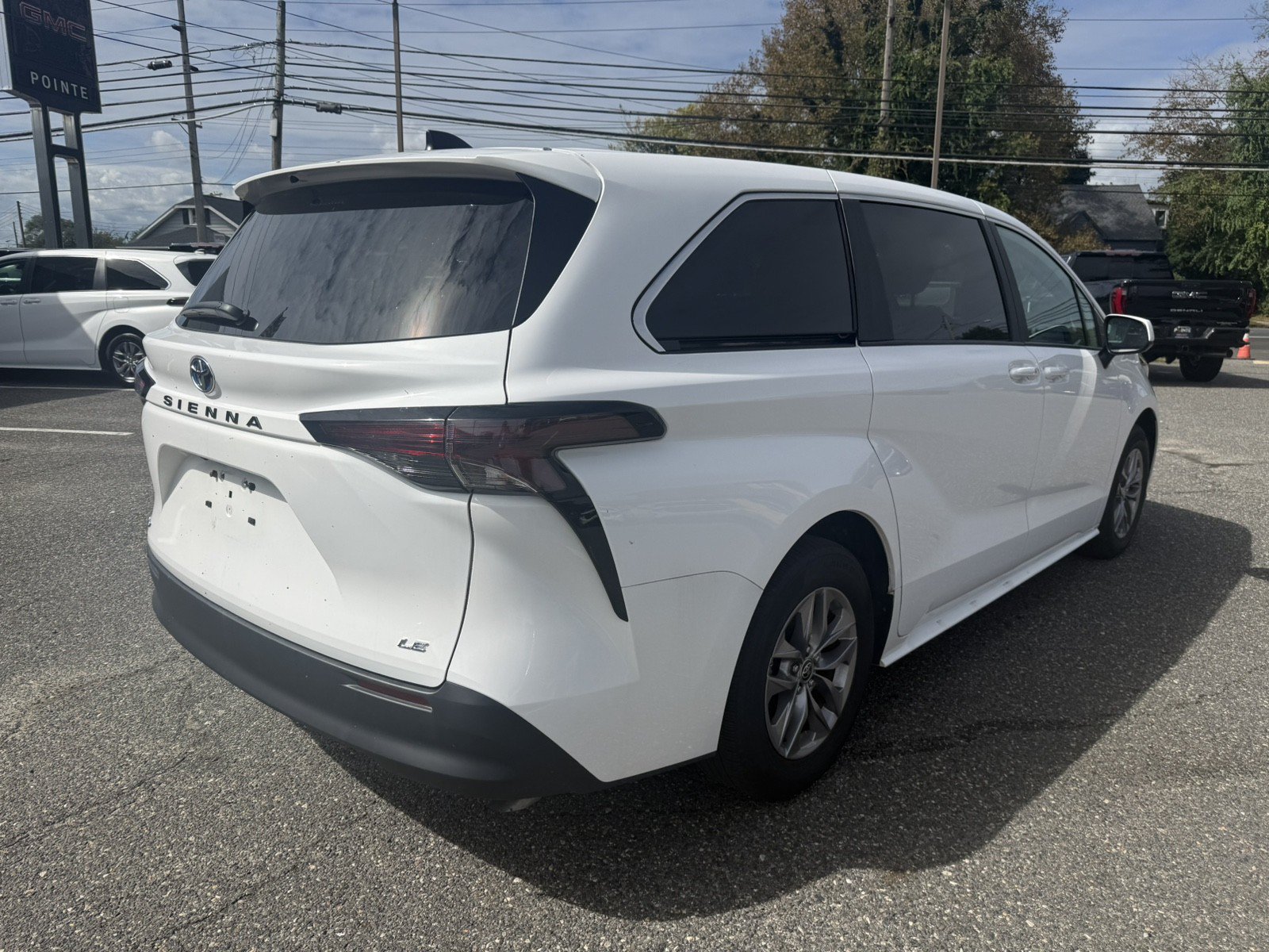 Used 2025 Toyota Sienna LE FWD image 3