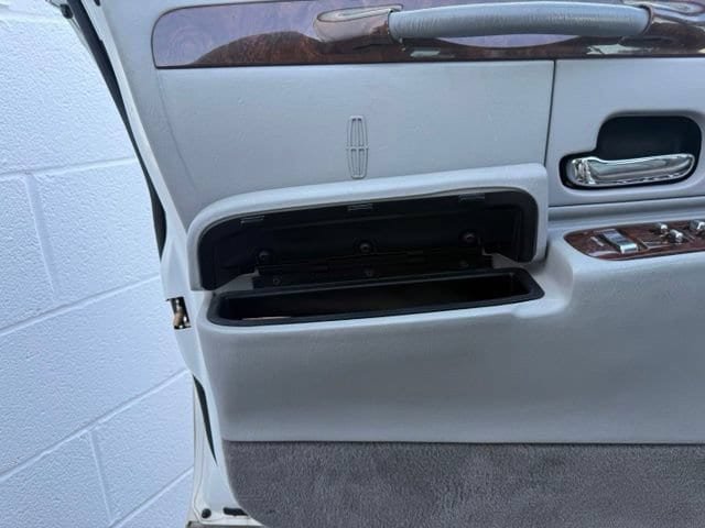 Used 2002 Lincoln Town Car Executive RWD image 23