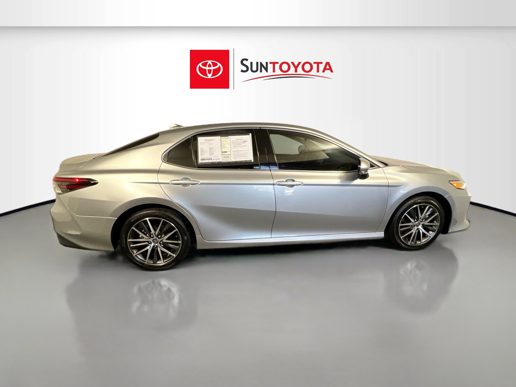 Used 2022 Toyota Camry XLE image 2