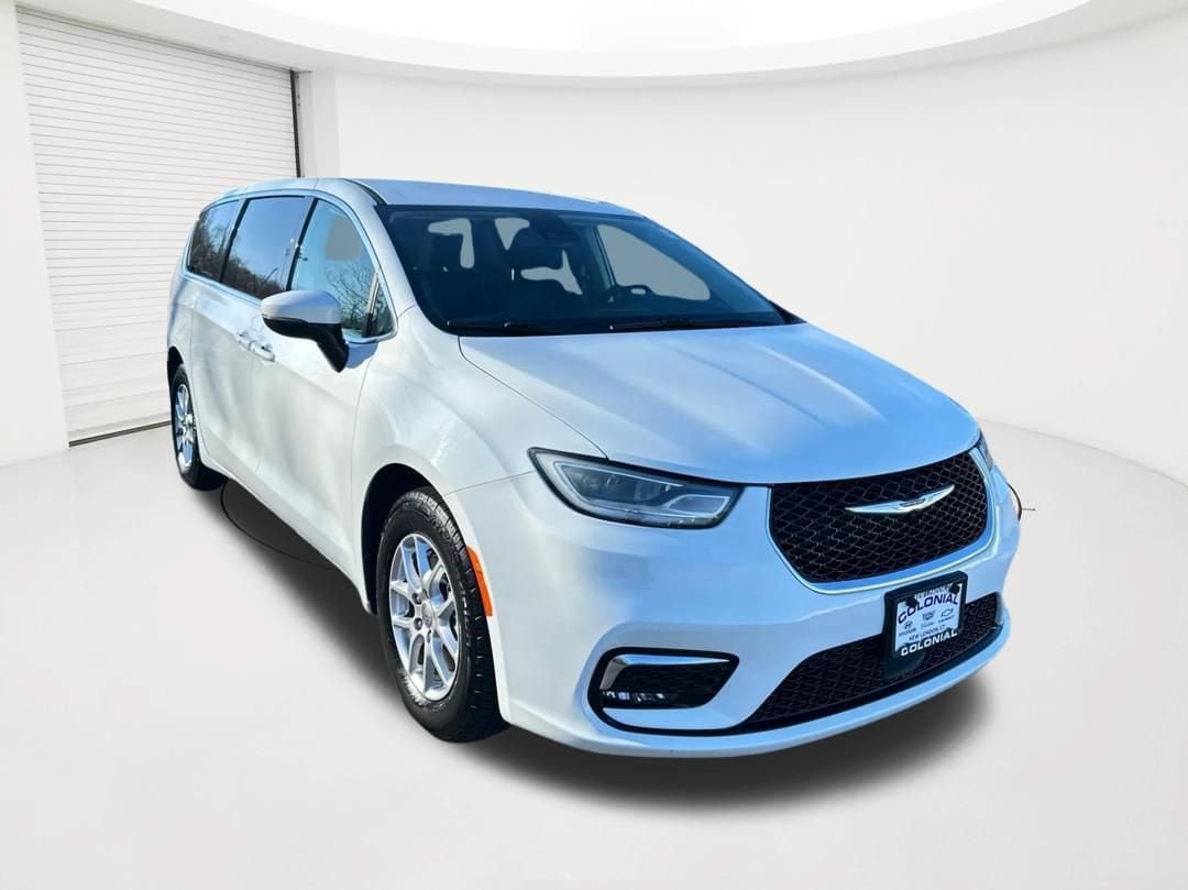 Used 2023 Chrysler Pacifica Touring-L FWD image 3