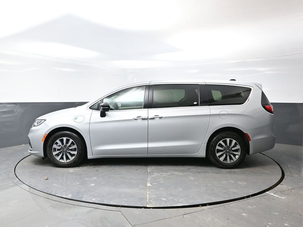 Used 2024 Chrysler Pacifica Select image 11