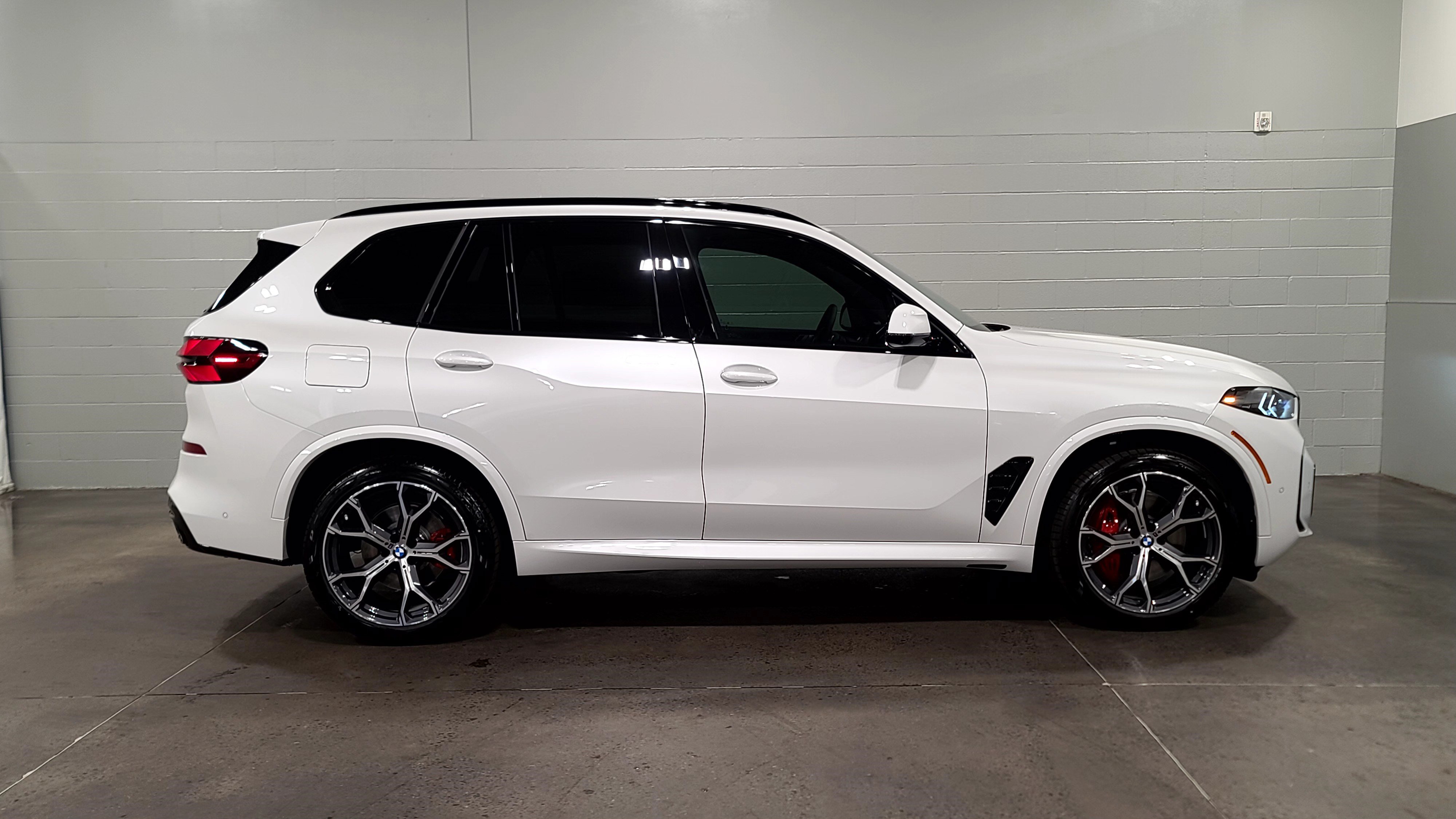 Used 2026 BMW X5 xDrive40i w/ M Sport Package AWD/4WD image 9