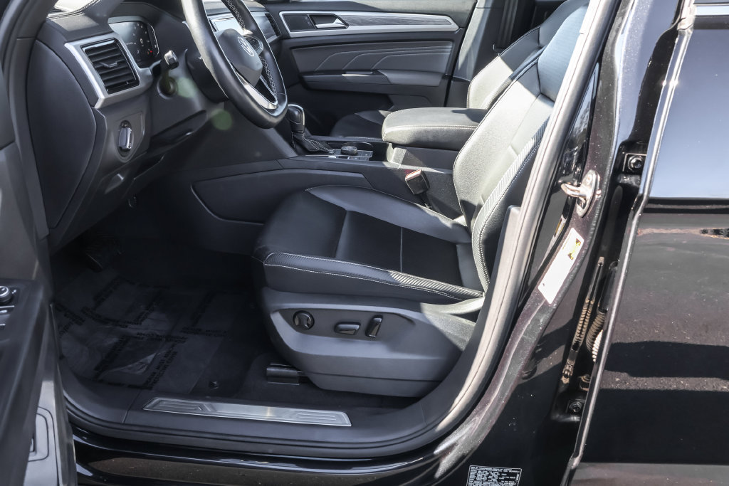 Certified 2023 Volkswagen Atlas Cross Sport SE w/ Panoramic Sunroof Package AWD/4WD image 18