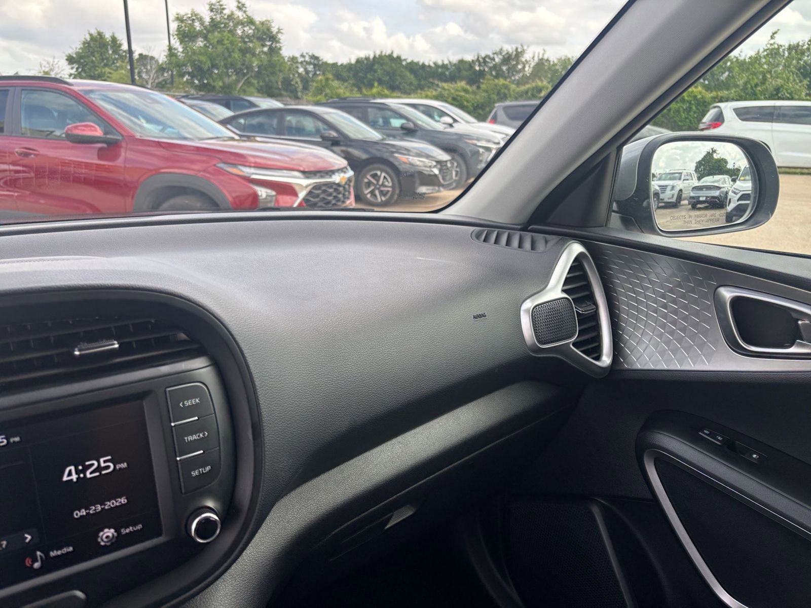 Used 2025 Kia Soul LX w/ LX Technology Package FWD image 33