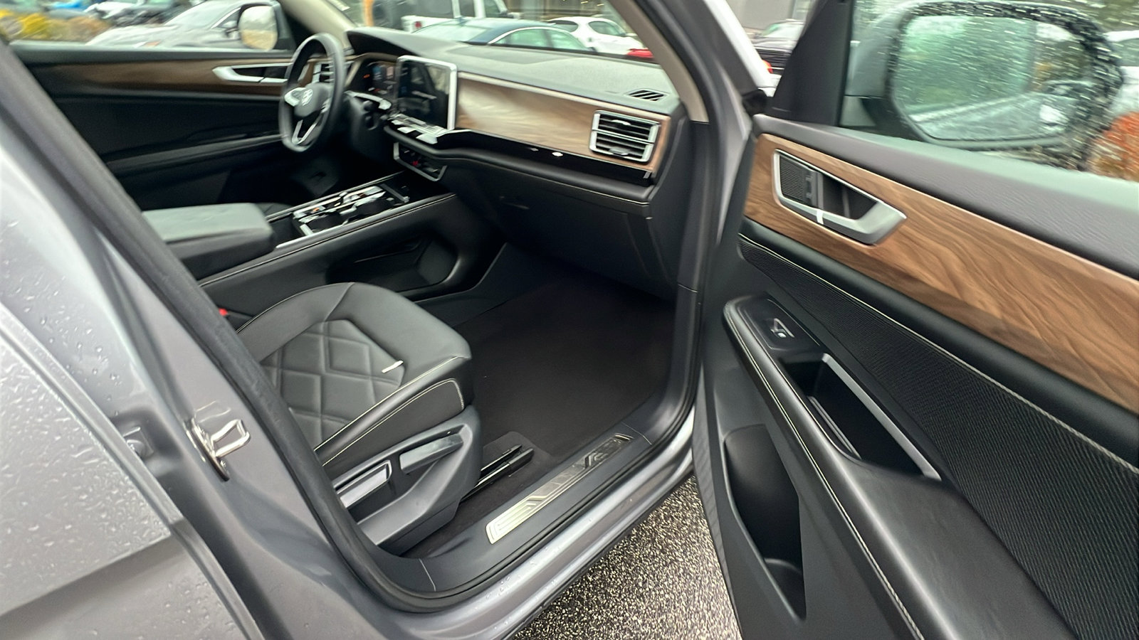 Used 2024 Volkswagen Atlas SE image 19