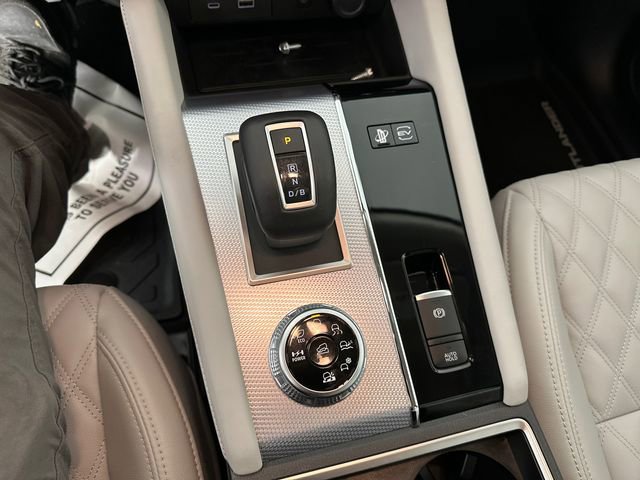 Used 2025 Mitsubishi Outlander 4WD Plug-In Hybrid image 32