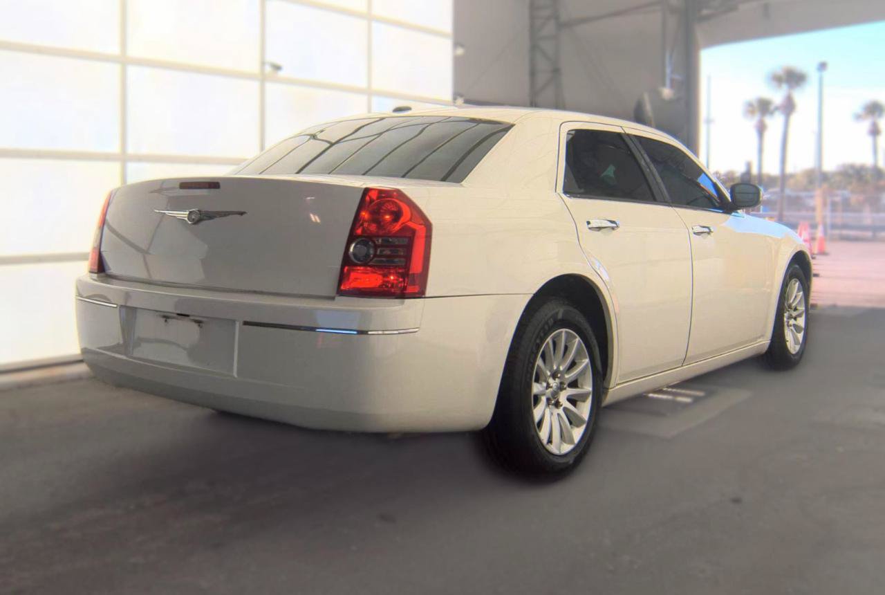Used 2010 Chrysler 300 Touring RWD image 4