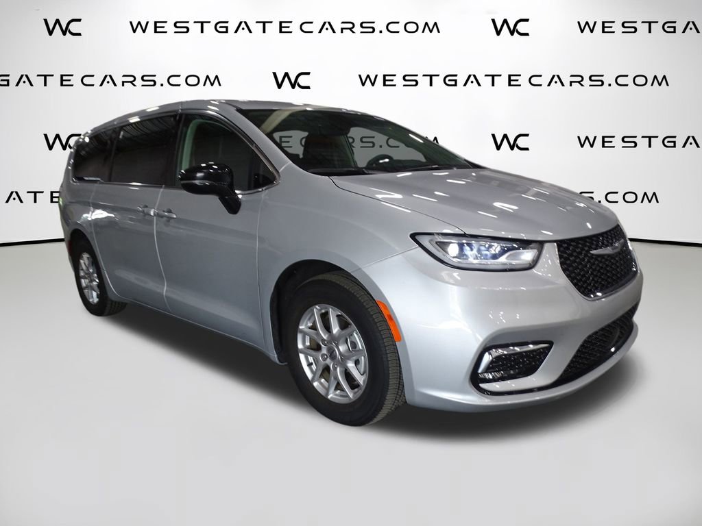 Used 2024 Chrysler Pacifica Touring-L video 2