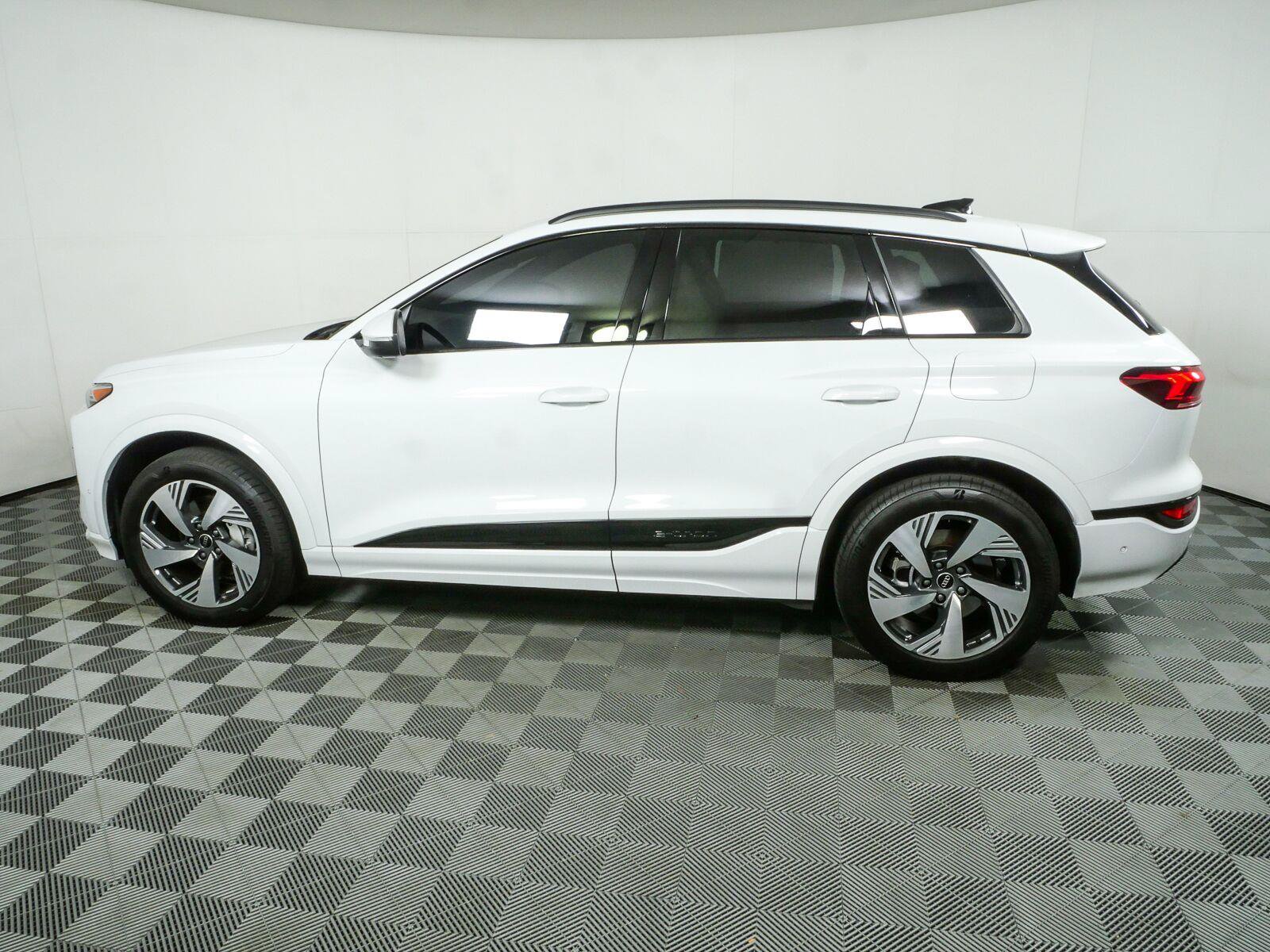 Used 2025 Audi Q6 e-tron Premium Plus w/ Premium Plus AWD/4WD image 31