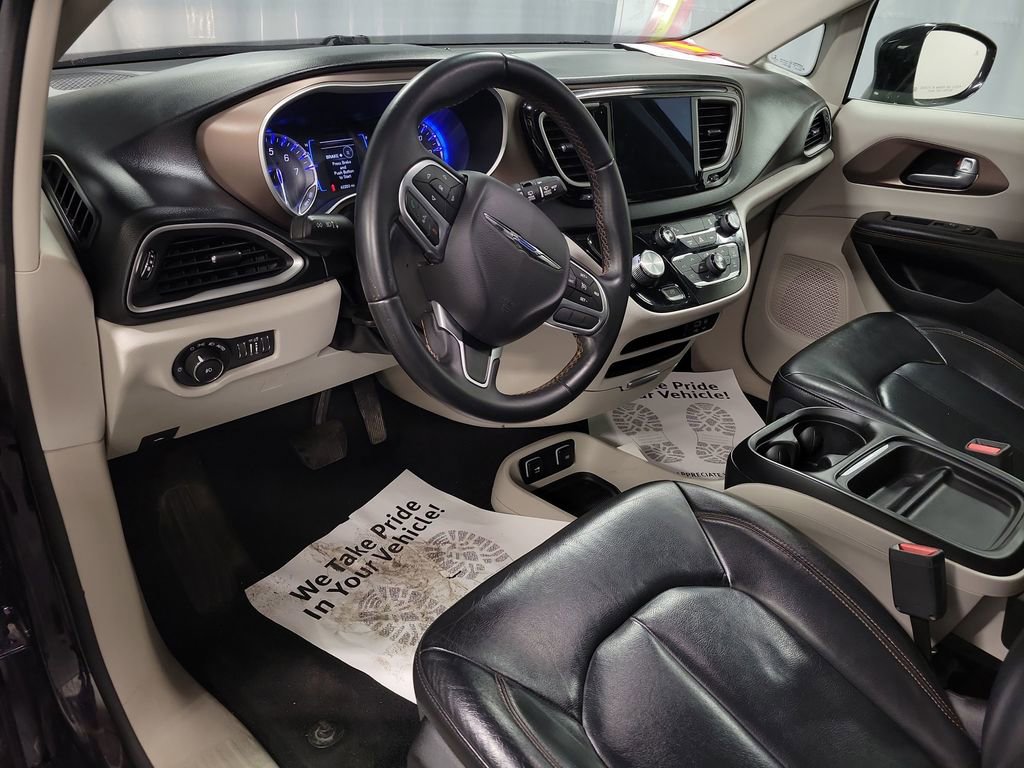 Used 2017 Chrysler Pacifica Touring-L w/ Tire & Wheel Group image 14