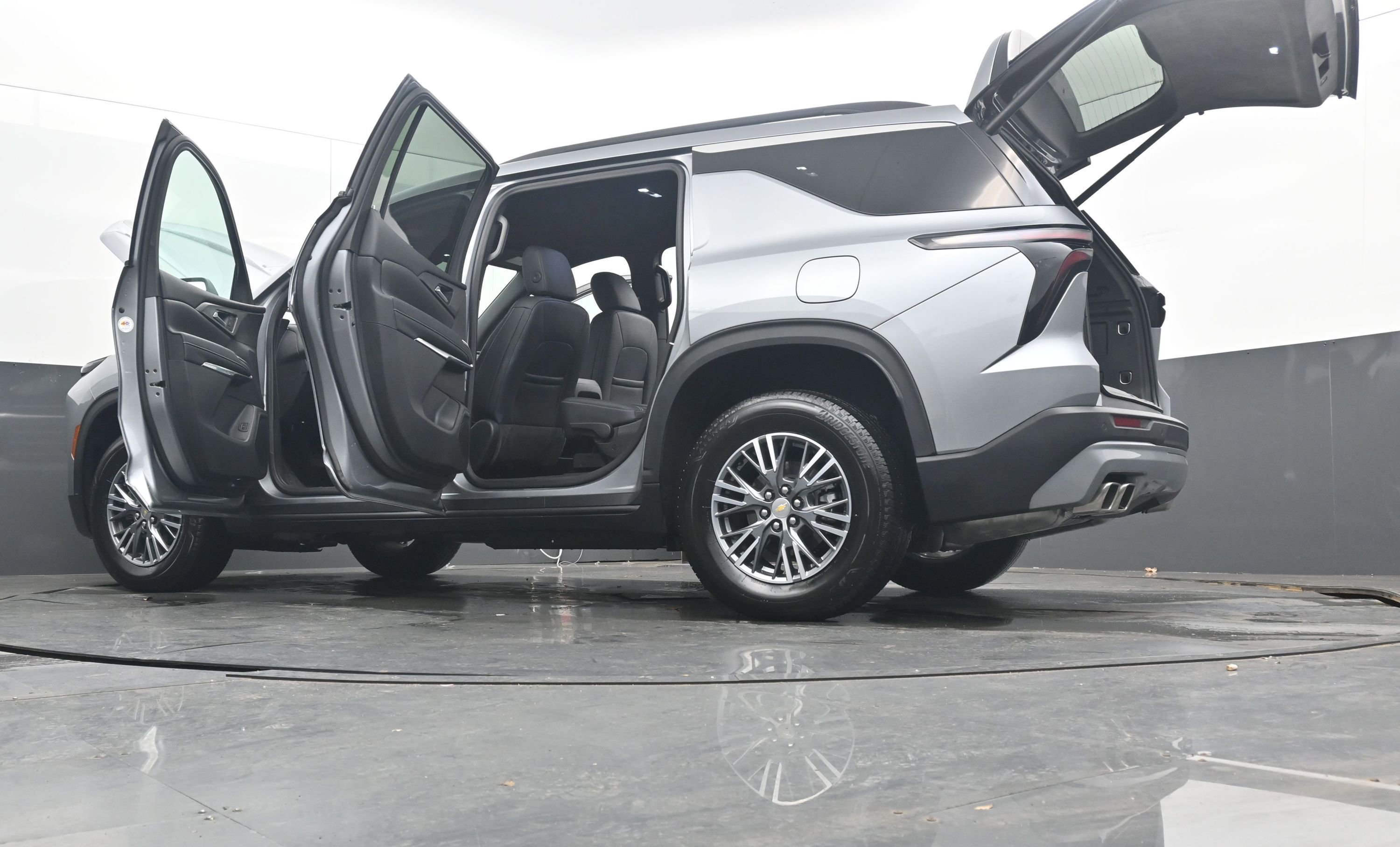 Used 2025 Chevrolet Traverse LT image 31