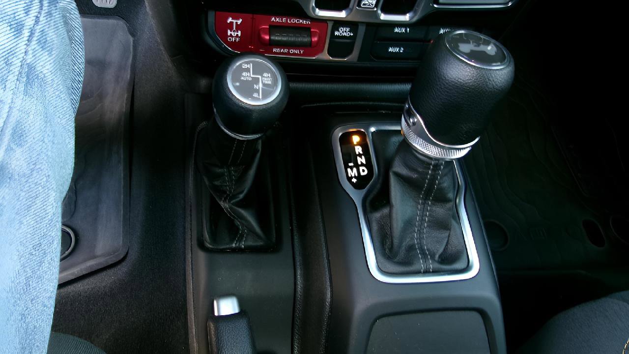 Used 2025 Jeep Wrangler Sport S AWD/4WD image 13