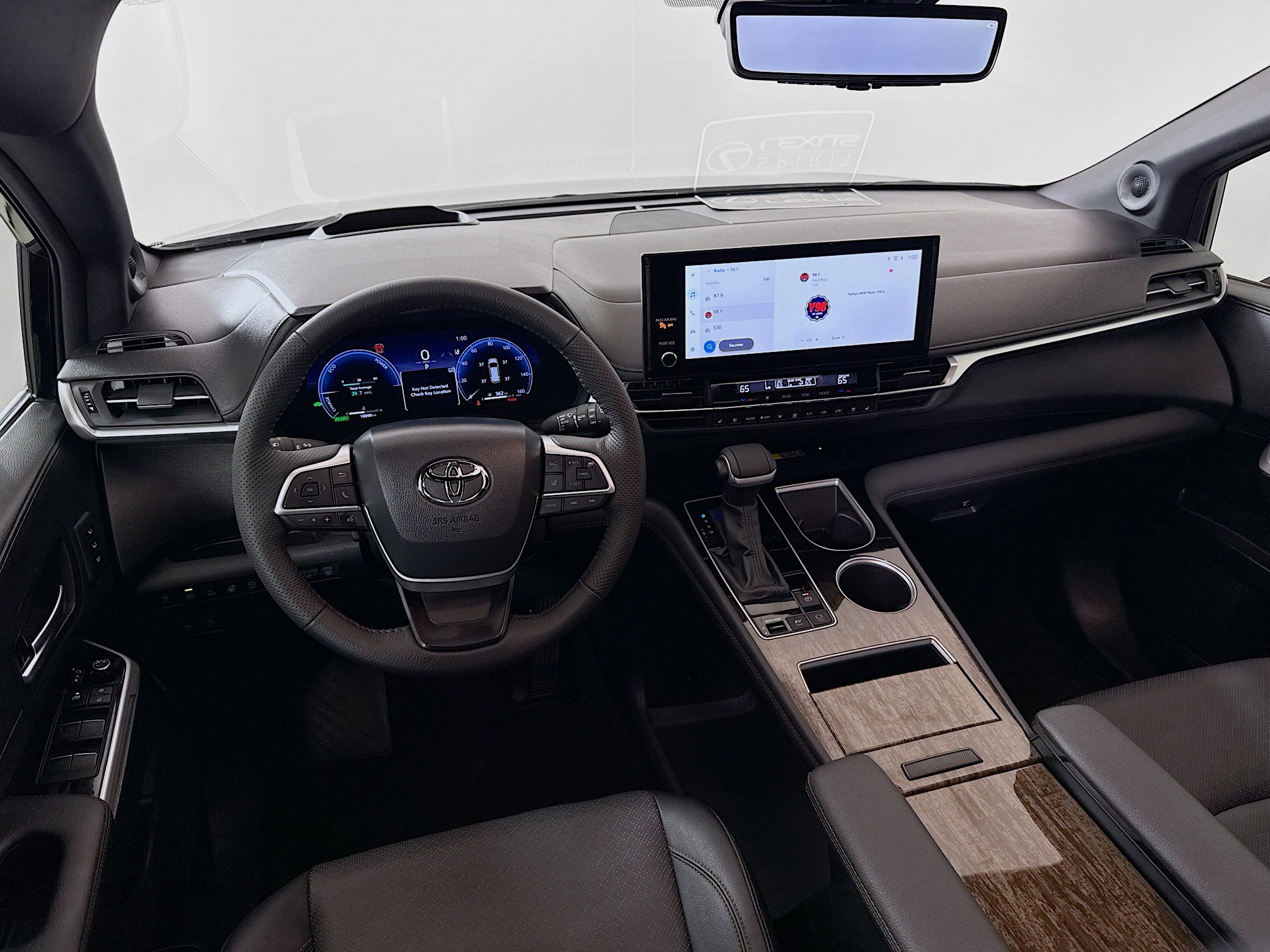 Used 2025 Toyota Sienna Platinum FWD image 23