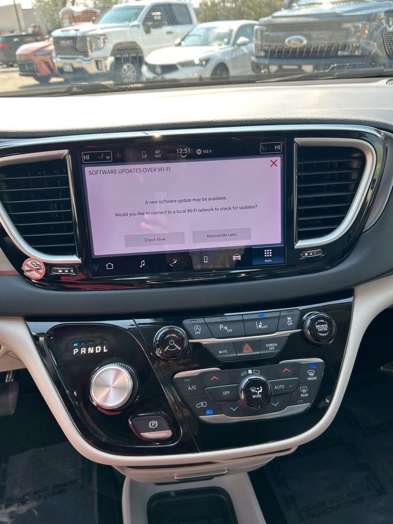 Used 2023 Chrysler Pacifica Touring-L image 14