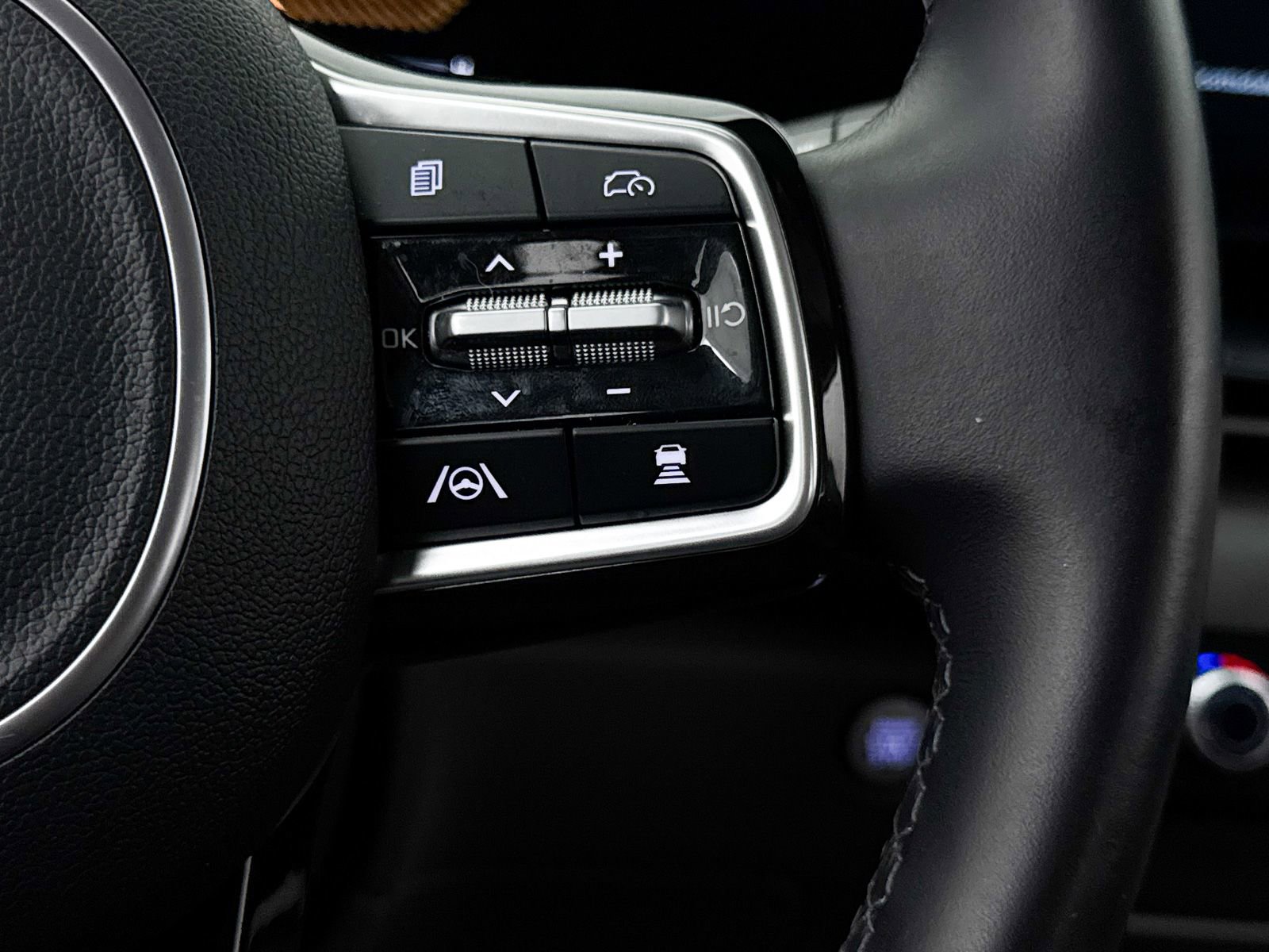 Certified 2025 Kia Carnival EX image 38