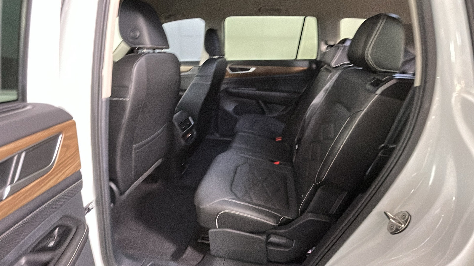 Used 2025 Volkswagen Atlas SE AWD/4WD image 28
