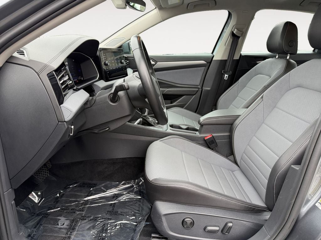 Used 2025 Volkswagen Jetta SE FWD image 6