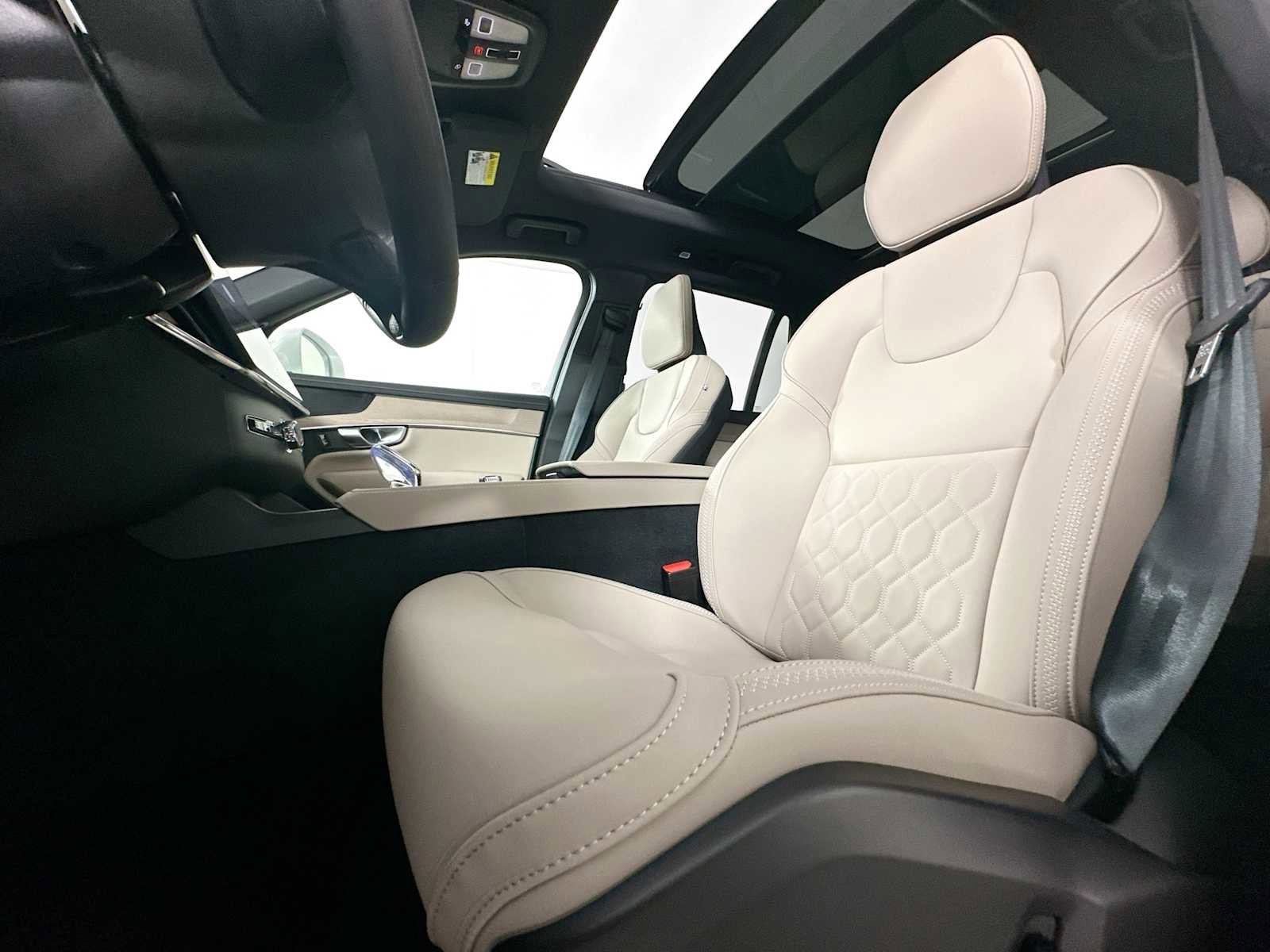 New 2026 Volvo XC90 B6 Plus w/ Protection Package Premier image 19