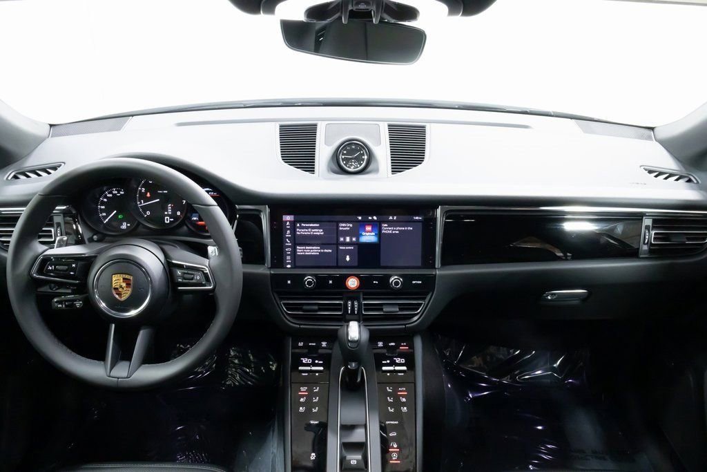 Certified 2025 Porsche Macan image 13