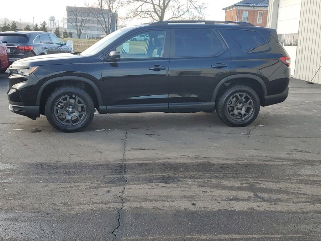 Certified 2023 Honda Pilot TrailSport image 4