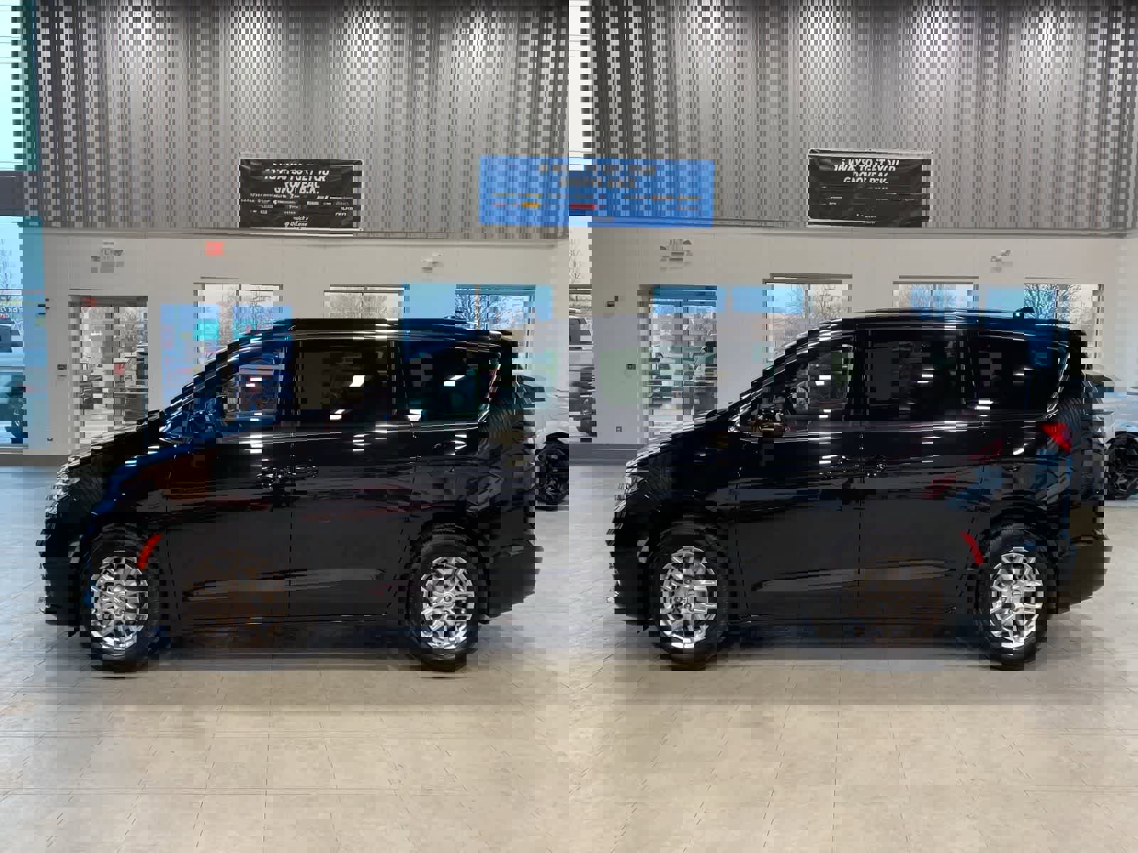 Used 2026 Chrysler Pacifica Select image 2