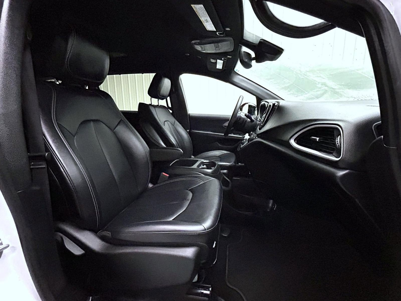 Used 2025 Chrysler Pacifica Select image 15