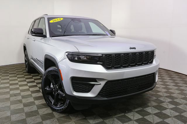 Used 2024 Jeep Grand Cherokee Altitude AWD/4WD image 3