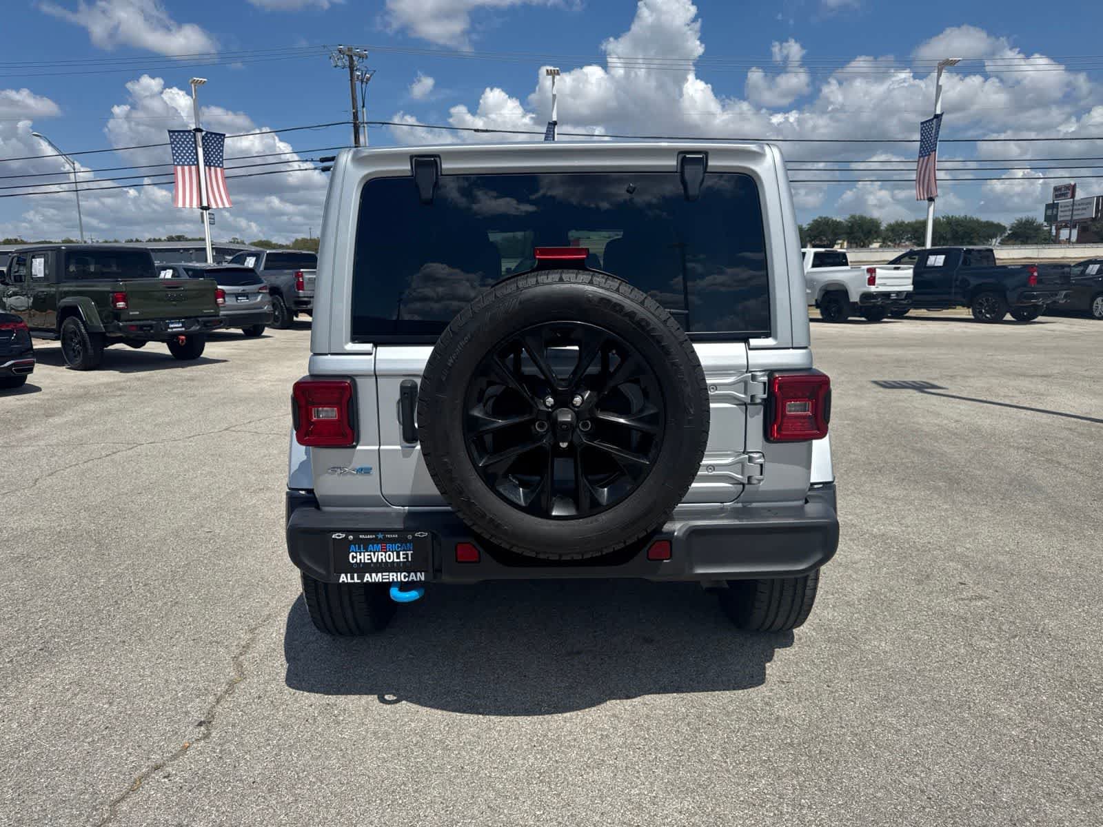 Used 2024 Jeep Wrangler Unlimited Sahara w/ Technology Group AWD/4WD image 4