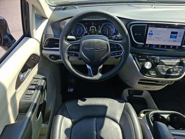 Used 2024 Chrysler Pacifica Touring-L image 12