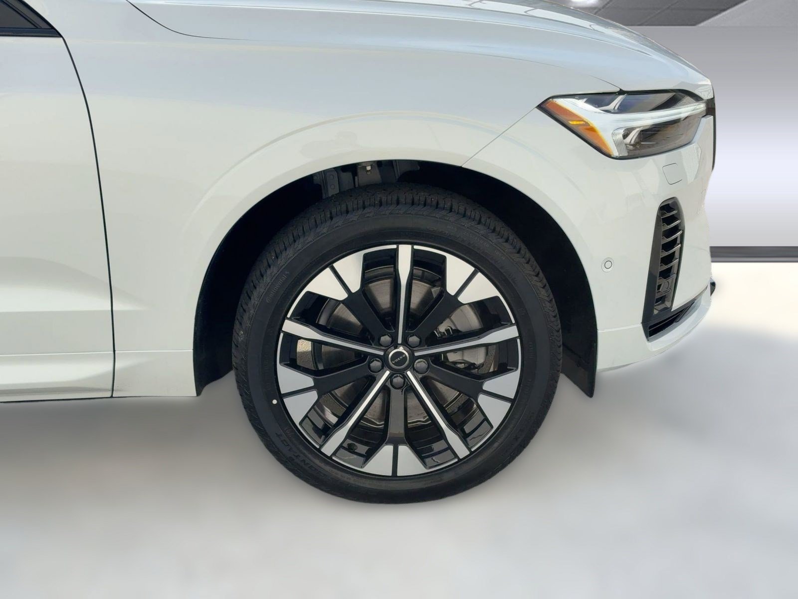 New 2026 Volvo XC60 T8 Plus w/ Protection Package Premier AWD/4WD image 11