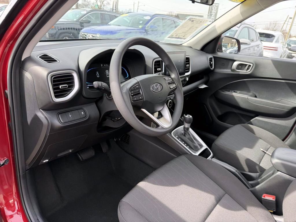 Certified 2025 Hyundai Venue SE image 11