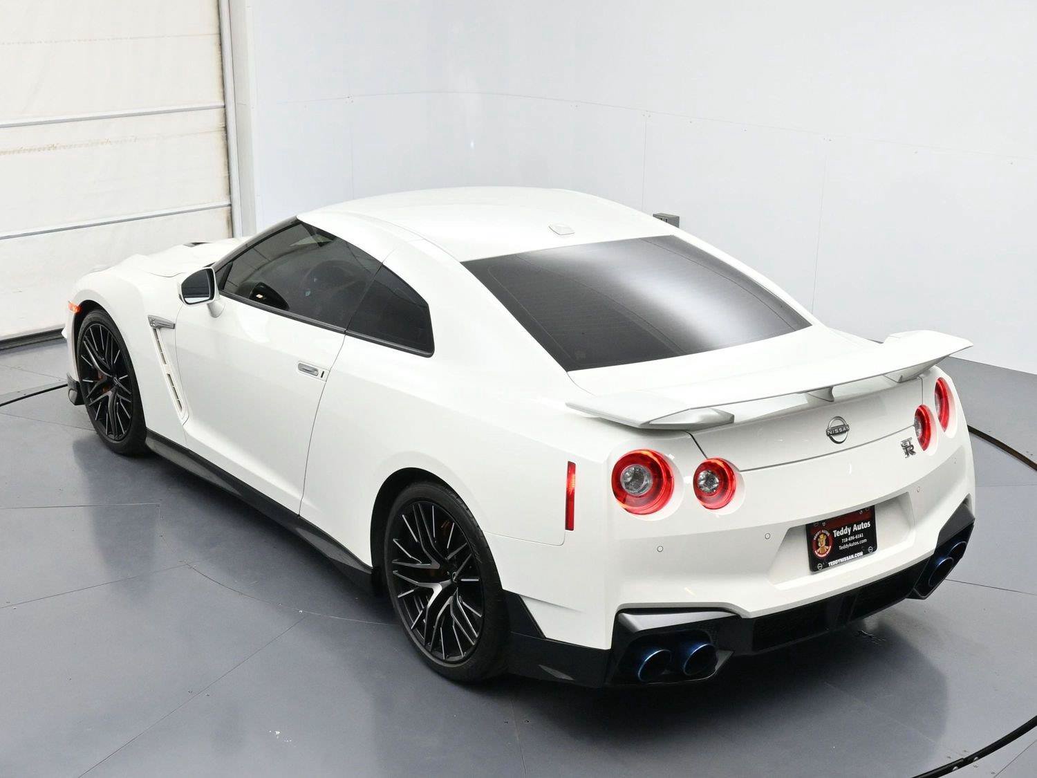 Certified 2024 Nissan GT-R Premium w/ Premium Interior Package AWD/4WD image 38
